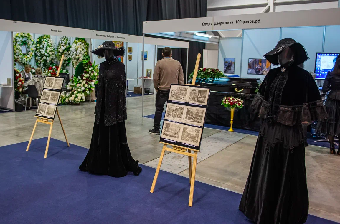 Фото Сталин в гробу, памятники Фриске и Жириновского. В Новосибирске опубликованы кадры с ритуальной выставки – 15 будоражащих кадров 14 - Сиб.ФМ Фото Сталин в гробу, памятники Фриске и Жириновского. В Новосибирске опубликованы кадры с ритуальной выставки – 15 будоражащих кадров 14